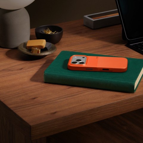 Etui Beats Rugged zgodne z MagSafe i panelem Sterowanie aparatem do iPhonea 17 Pro - pomarańczowy Sierra Nevada